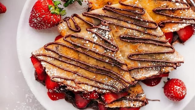 44. Crepes with nutella and strawberries.