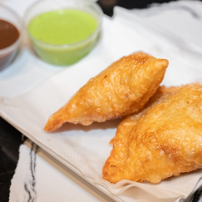 Delicious Chicken Samosa: A Flavorful Indian Appetizer